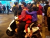 Família de 4 numa scooter