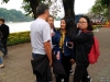 Estudantes vietnamitas a treinar o seu Inglês com os estrangeiros